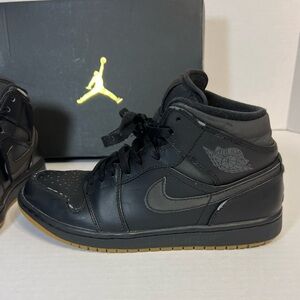 Air Jordan 1 Mid Gum Black Winterized Sneaker Size 7.5‎ AA3992-002